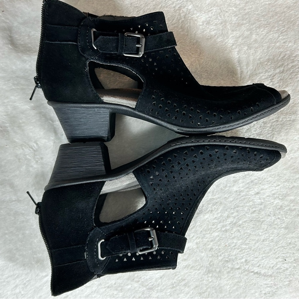 Earth Marietta S-Seren Black Suede Perforated Ankle Booties Peep Toe Zip Size 7 - Picture 9 of 11